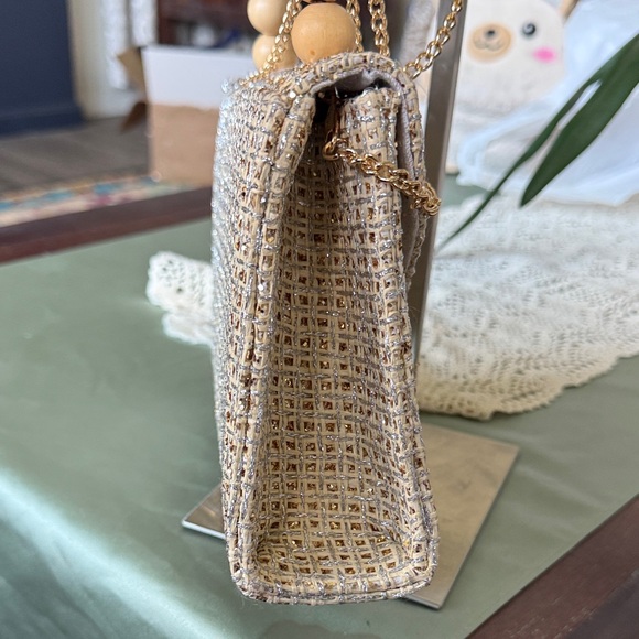 Elegant Beige Woven Handbag with Wooden Handle - Picture 5 of 10